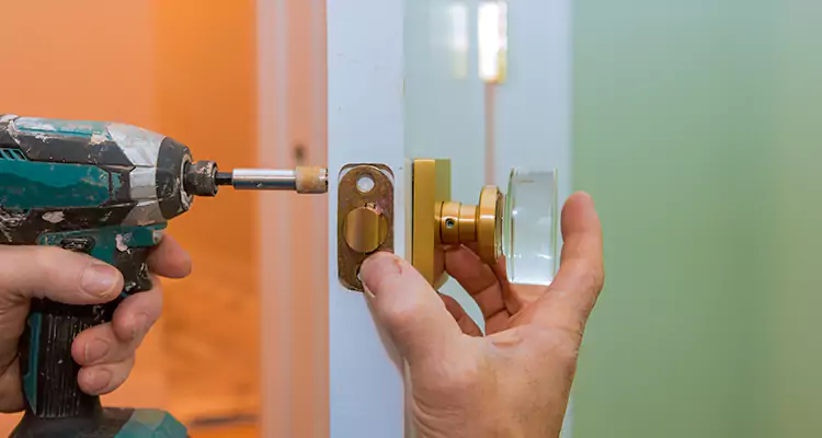 Broken Door Knob Fix in Miami Beach, FL